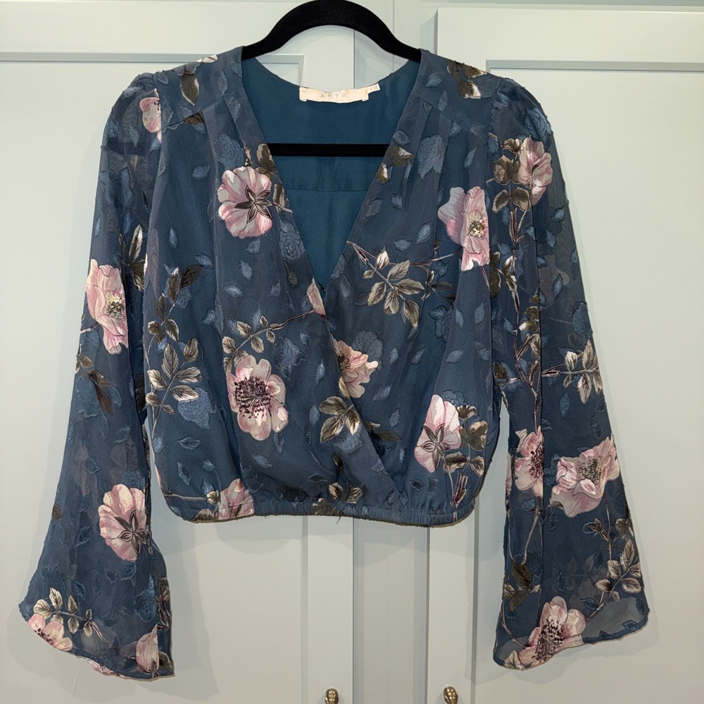 ASTR The Label Teal Blue Sheer Bell Sleeve Embroidered Floral V-Neck Blouse XS